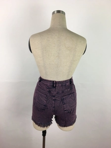 Détail du short en jean violet délavé à taille haute avec ourlets effilochés et poches