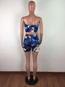 Vue arrière d'un ensemble deux pièces camouflage bleu avec haut bandeau et short ajusté