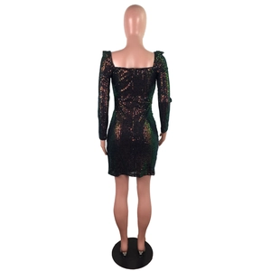 Vue arrière d'une robe moulante à paillettes avec manches longues et reflets laser