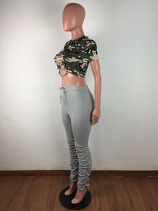Détail du legging froncé gris et crop top camouflage avec design évidé décontracté