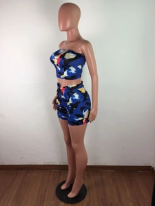 Vue détaillée de l'ensemble deux pièces pour femme avec imprimé tie-dye abstrait