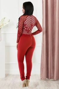 Vue arrière détaillée d'une combinaison rouge en dentelle avec mesh et fermeture éclair