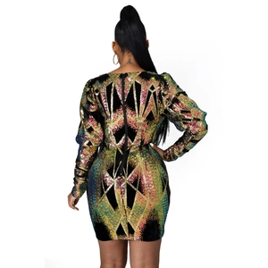 Robe de soirée moulante à sequins avec col en V, motif géométrique et fermeture éclair au dos
