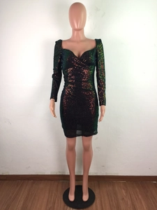 Détail macro d'une mini-robe sexy à paillettes avec des reflets irisés et des manches longues