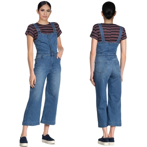 Damen Denim-Latzhose mit gestreiftem T-Shirt und weitem Bein in blauer Farbe