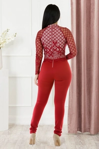 Vue arrière d'un combishort rouge à manches longues en dentelle avec maille transparente