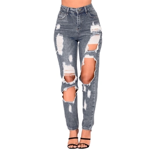 Vista frontale dei jeans a vita alta da donna in blu retrò con strappi su ginocchia e orli