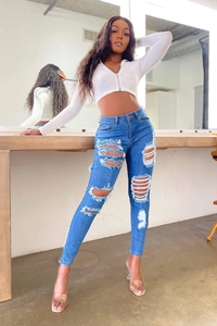 Vue détaillée du jean skinny taille haute avec de grandes déchirures et effet usé pour femme