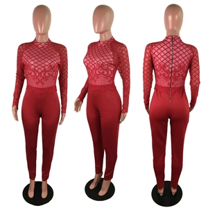 Détails du combishort rouge en dentelle avec mesh floral et fermeture éclair au dos