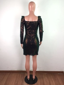 Détails du dos d'une robe moulante à paillettes avec un fini iridescent brillant