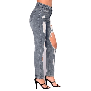 Vista laterale di jeans a vita alta strappati con dettagli usurati e bordi sfilacciati