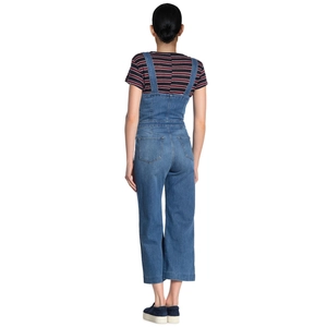 Damen-Latzhose aus blauem Denim mit hoher Taille und gestreiftem Kurzarm-T-Shirt Rückansicht
