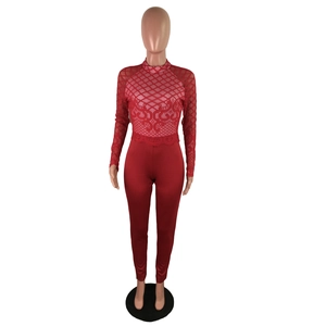 Détail de la broderie en dentelle rouge et du col en mesh de cette combinaison