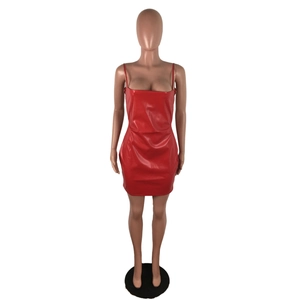 Dettaglio di un mini abito rosso in ecopelle con spalline sottili e texture PU lucida