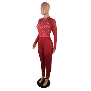Détail d'un body rouge en patchwork de dentelle avec manches longues et broderies