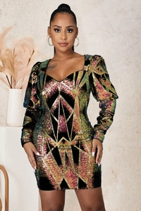 Détail des paillettes scintillantes et motifs géométriques sur cette mini robe de fête