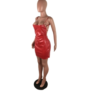 Dettaglio dell'abito mini in pelle PU rossa con spalline sottili e design schiena scoperta