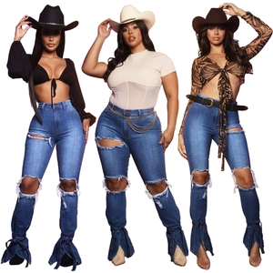 Jeans svasati a vita alta da donna con strappi e lacci laterali sul bordo inferiore