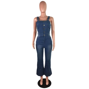 Detail eines blauen Denim-Jumpsuits mit Goldknöpfen und ausgestelltem Bein an der Puppe