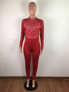 Détail d'un body rouge à manches longues avec dentelle et motifs ajourés sexy
