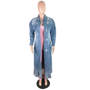 Dettaglio del trench in denim azzurro con strappi e outfit a costine rosa sotto la giacca