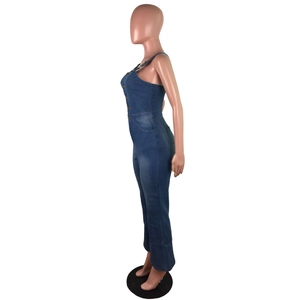 Seitenansicht des Denim-Jumpsuits mit dünnen Trägern und Metallknöpfen an einer Puppe