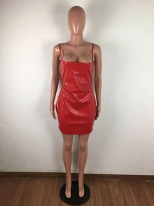 Dettaglio del mini abito rosso in ecopelle con spalline sottili e finitura lucida in PU