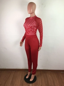 Vue détaillée de la dentelle rouge et du mesh ajouré sur un body ajusté à manches longues
