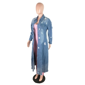Dettaglio della giacca di jeans strappata e tuta rosa indossata su un manichino