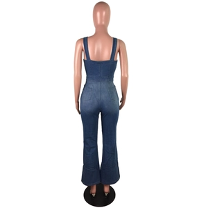 Rückansicht eines Jeans-Jumpsuits mit breiten Trägern und Taschen an der Schlaghose