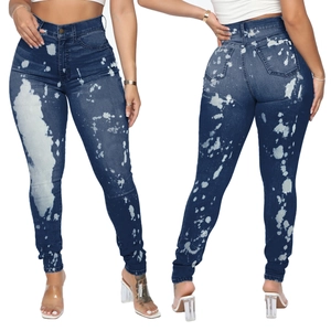 Detailansicht der High-Waist Skinny Jeans mit blau-weißem Tie-Dye-Spritzmuster-Design