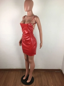 Vista laterale di un mini abito rosso in pelle PU con schiena scoperta e spalline sottili