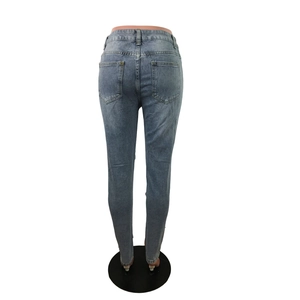 Vista posteriore di jeans skinny lavaggio azzurro a vita alta con tasche classiche