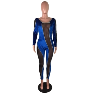 Detail des blauen Samt-Bodysuits mit schwarzen Netzeinsätzen und silbernen Paspeln