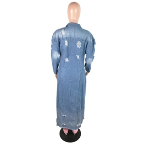 Vista posteriore dettagliata della giacca lunga in denim azzurro con strappi e bordo a vivo