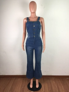 Detailansicht eines blauen Denim-Jumpsuits mit goldenen Knöpfen und Schlaghosen-Stil