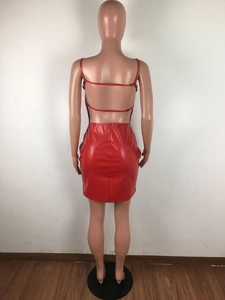 Vista posteriore di un mini abito rosso in pelle PU lucida con spalline sottili e lacci