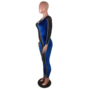 Detail eines blauen Samt-Bodys mit schwarzen Mesh-Einsätzen und silbernem Rand