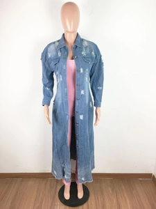 Dettaglio strappato di un trench in denim azzurro a maniche lunghe con elementi rovinati