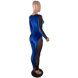 Detailansicht des lila Samt-Bodysuits mit schwarzen Mesh-Einsätzen und schmaler Passform