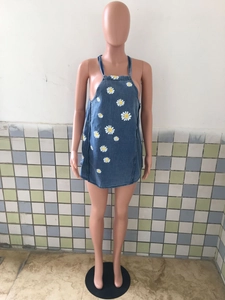 Blaues Jeans-Trägerkleid mit weißen Gänseblümchen-Prints und schlanker Sommerpassform