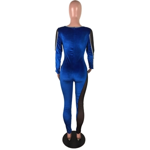 Detail der transparenten schwarzen Netzeinsätze an der Seite dieses Samt-Bodysuits