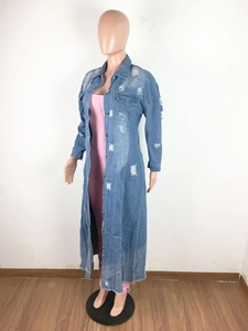 Dettaglio dell'effetto strappato e usurato sul cappotto lungo in denim azzurro