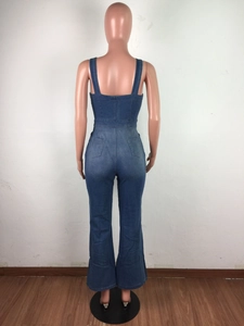 Rückansicht eines Denim-Jumpsuits mit Trägern und Gesäßtaschen an einer Schaufensterpuppe