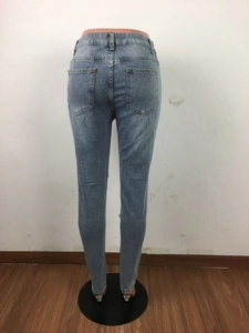 Vista posteriore di jeans skinny azzurri con tasche a toppa e lavaggio effetto invecchiato