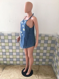 Detailansicht Gänseblümchen-Druck auf dunkelblauem Denim-Trägerkleid mit feiner Naht
