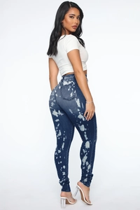 Detail der dunkelblauen Skinny Jeans mit trendiger weißer Säurewaschung und Farbspritzern