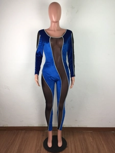 Detailansicht des Designs aus blauem Samt und schwarzem Mesh-Patchwork am Body