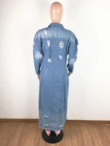 Dettaglio posteriore di un cappotto lungo in denim azzurro con strappi ed effetto sfrangiato