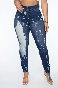 Detailansicht der High-Waist-Skinny-Jeans mit markantem weißem Acid-Wash-Farbspritzmuster